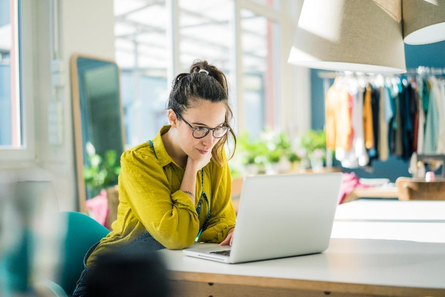 junge Frau arbeitet am Laptop