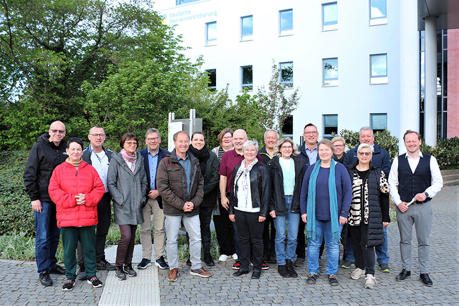 Die Interessenvertretungen der Schwerbehinderten der Deutschen Rentenversicherung vor dem Dienstgebäude in Erfurt Die Interessenvertretungen der Schwerbehinderten der Deutschen Rentenversicherung vor dem Dienstgebäude in Erfurt