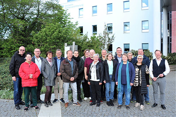 Die Interessenvertretungen der Schwerbehinderten der Deutschen Rentenversicherung vor dem Dienstgebäude in Erfurt