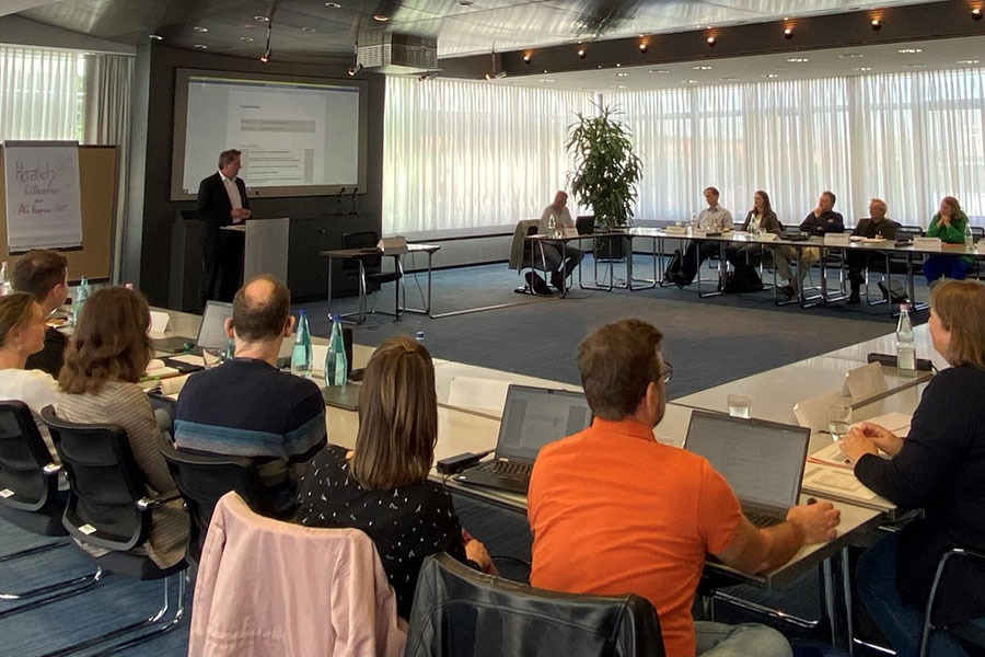 Die Arbeitsgruppe Regress im Sitzungssaal der Deutschen Rentenversicherung Mitteldeutschland. Die Arbeitsgruppe Regress im Sitzungssaal der Deutschen Rentenversicherung Mitteldeutschland.