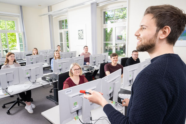 Ein Dozent unterrichtet die Auszubildenden. Ein Dozent unterrichtet die Auszubildenden.