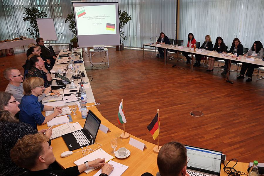 Vertreter deutscher und bulgarischer Rentenversicherungsträger treffen sich im Konferenzsaal in Halle. Vertreter deutscher und bulgarischer Rentenversicherungsträger treffen sich im Konferenzsaal in Halle.