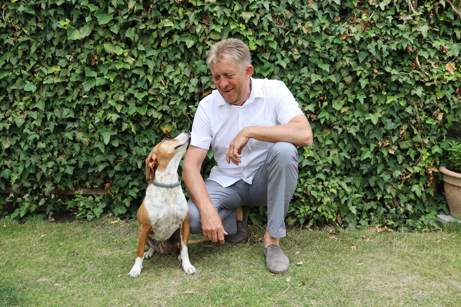 Vorstandsmitglied Ulrich Richter mit seinem Hund