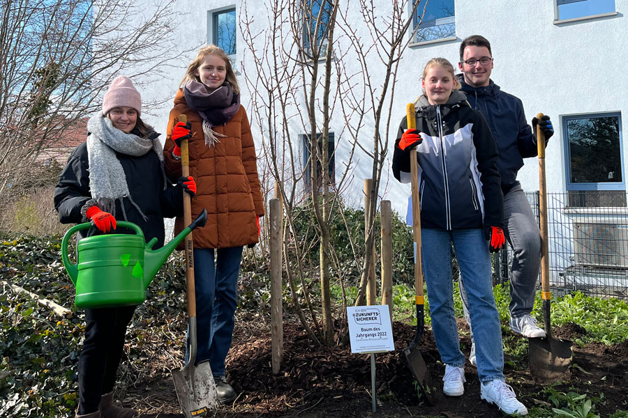 Nachwuchskräfte haben den ersten Zukunftssicherer-Baum in Erfurt gepflanzt. Nachwuchskräfte haben den ersten Zukunftssicherer-Baum in Erfurt gepflanzt.