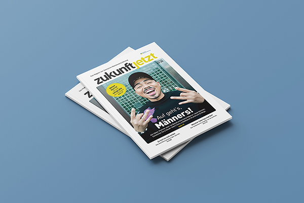 Zwei Hefte der "zukunft-jetzt"-Ausgabe 3-2025 liegen übereinander auf blauem Grund. Zwei Hefte der "zukunft-jetzt"-Ausgabe 3-2025 liegen übereinander auf blauem Grund.
