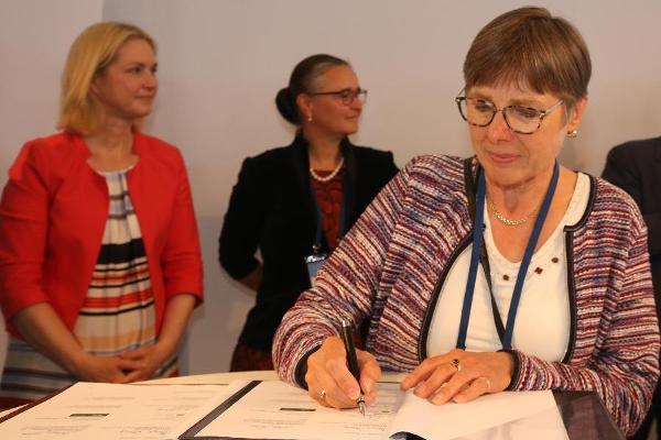 Dr. Ingrid Künzler unterzeichnet das "Memorandum of Understanding" für die DRV Nord.