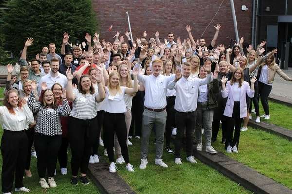 Fröhliche Nachwuchskräfte der DRV Nord 2022 vor der Verwaltungsfachhochschule in Reinfeld im Gruppenbild