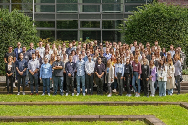 Gruppenbild der 86 Nachwuchskräfte der DRV Nord vom 1.8.2023 Gruppenbild der 86 Nachwuchskräfte der DRV Nord vom 1.8.2023