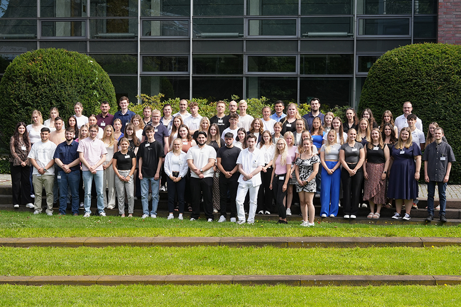 Gruppenbild der 65 Nachwuchskräfte der DRV Nord vom 6.8.2024 Gruppenbild der 65 Nachwuchskräfte der DRV Nord vom 6.8.2024