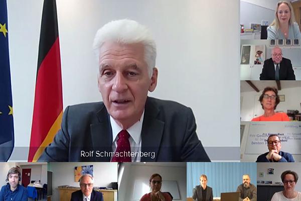 Auf dem Bild ist der Staatssekretär während einer Videokonferenz mit Vertretern der DRV Nord und des UKSH zu sehen. Auf dem Bild ist der Staatssekretär während einer Videokonferenz mit Vertretern der DRV Nord und des UKSH zu sehen.
