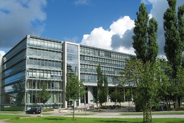 Außenansicht des Verwaltungsgebäudes am Friedrich-Ebert-Damm in Hamburg Außenansicht des Verwaltungsgebäudes am Friedrich-Ebert-Damm in Hamburg