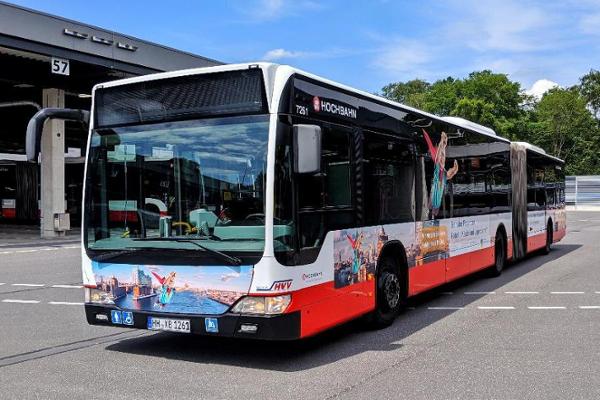 Auf dem Foto ist es Bus des HVV zu sehen, welcher mit Motiven der Kinder- und Jugend-Reha-Kampagne der Deutschen Rentenversicherung Nord beklebt ist.