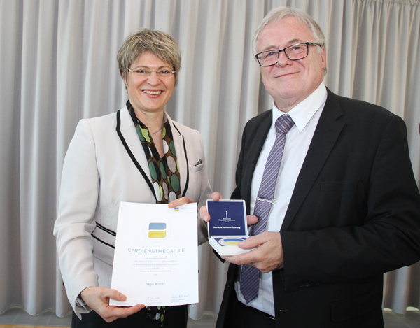 Direktor Ingo Koch erhält die Verdienstmedaille der Deutschen Rentenversicherung von Gundula Roßbach, Direktorin der DRV Bund.