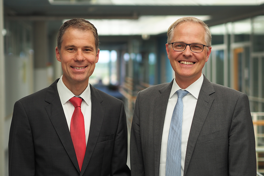 Die Geschäftsleitung der Deutschen Rentenversicherung Nord besteht aus dem Geschäftsführer Volker Reitstätter und seinem Stellvertreter Dr. Dieter Starke (v.r.). Die Geschäftsleitung der Deutschen Rentenversicherung Nord besteht aus dem Geschäftsführer Volker Reitstätter und seinem Stellvertreter Dr. Dieter Starke (v.r.).