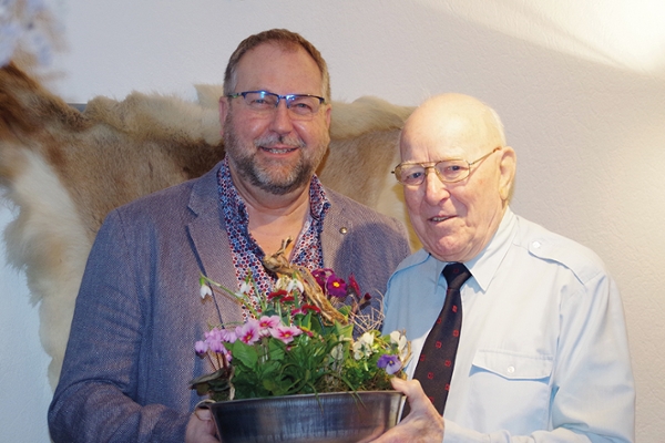 Mathias Rühe überreicht Max Knuth einenn Blumengruß zum 90. Geburtstag