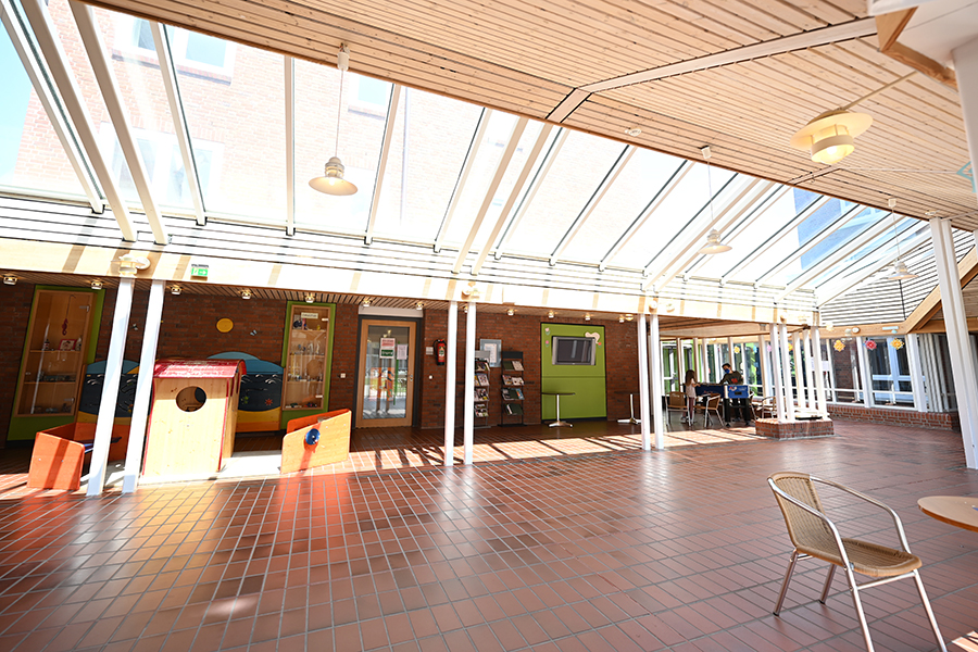 Die helle Eingangshalle lädt zum Sitzen und Spielen ein Die helle Eingangshalle lädt zum Sitzen und Spielen ein