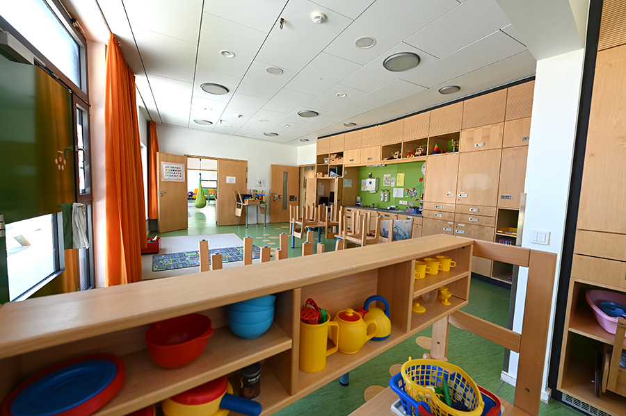 Im und außerhalb des Klinikgebäudes gibt es diverse Spielmöglichkeiten Im und außerhalb des Klinikgebäudes gibt es diverse Spielmöglichkeiten