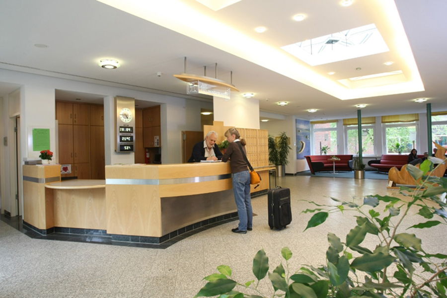 Der Empfangsbereich des Rehazentrums im Naturpark Aukrug Der Empfangsbereich des Rehazentrums im Naturpark Aukrug