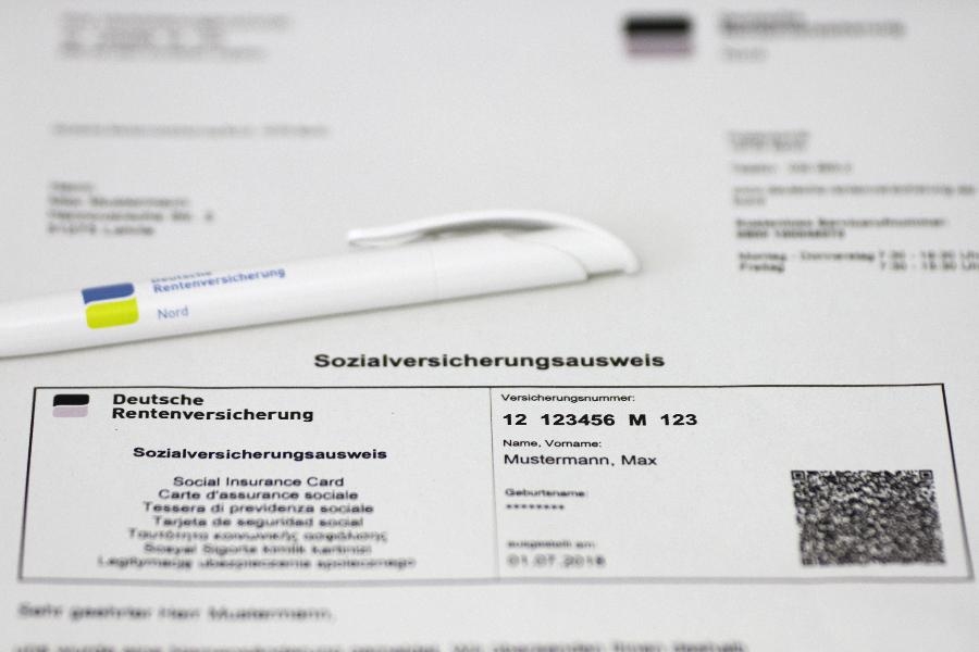 Auf dem Bild ist ein Sozialversicherungsausweis zu sehen. Auf dem Sozialversicherungsausweis steht unter anderem die Sozialversicherungsnummer. Ausgestellt wird dieser durch die Deutsche Rentenversicherung.