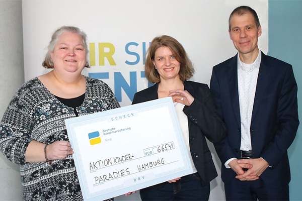 Ilka Rathmann und Volker Reitstätter übergeben Julia von Bargen (Mitte) die gesammelten Spenden der Mitarbeitenden aus Hamburg