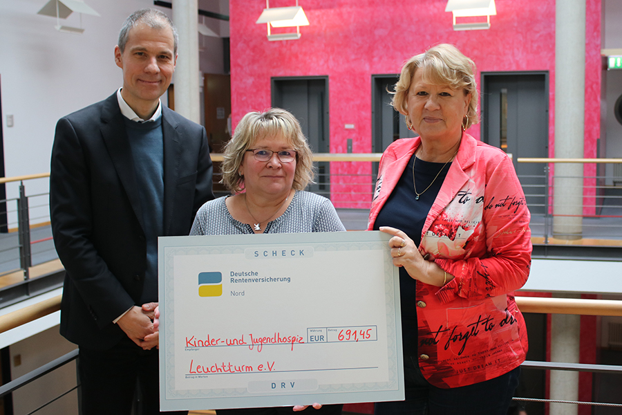 Volker Reitstätter und Dagmar Jaster übergeben den symbolischen Spendenscheck an Katy Zeumer (Mitte) Volker Reitstätter und Dagmar Jaster übergeben den symbolischen Spendenscheck an Katy Zeumer (Mitte)