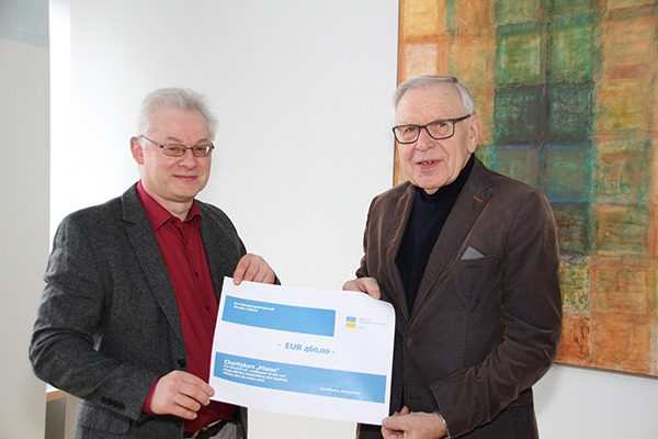 Vorsitzender der Betriebssportgemeinschaft der DRV Nord, Standort Lübeck, übergibt Spendenscheck an Jürgen Zühlke vom Die Muschel e.V.  Vorsitzender der Betriebssportgemeinschaft der DRV Nord, Standort Lübeck, übergibt Spendenscheck an Jürgen Zühlke vom Die Muschel e.V.