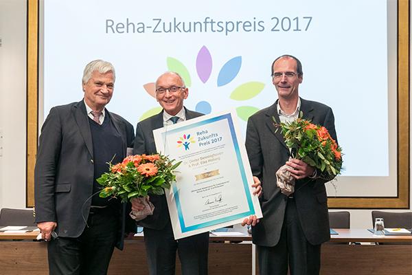 Preisverleihung durch Prof. Uwe Koch-Gromus (IQMG) an Prof. Eike Hoberg und PD Dr. Dieter Benninghoven (beide Mühlenberg-Klinik)