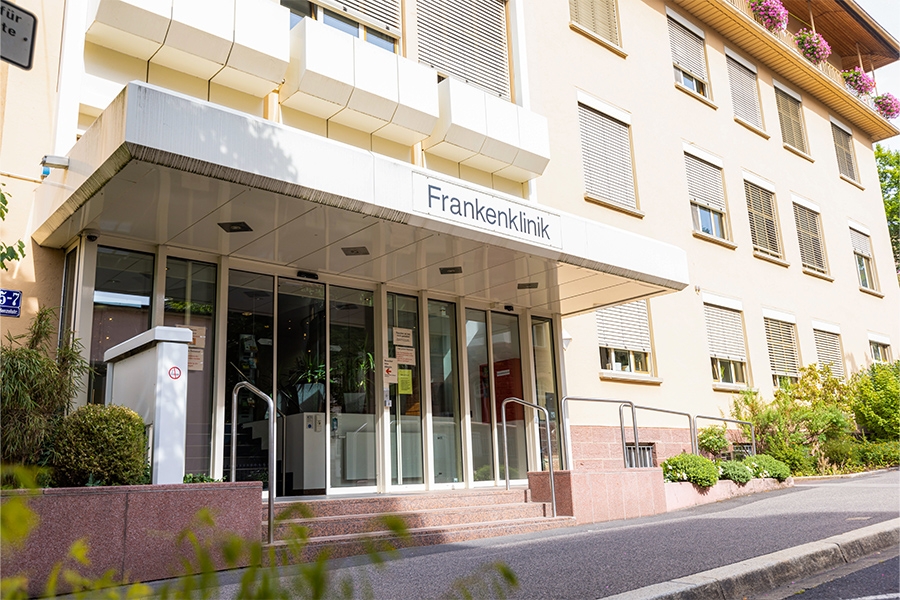 Der Eingangsbereich der Frankenklinik von außen. Der Eingangsbereich der Frankenklinik von außen.