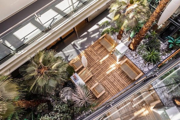 Der Aufenthaltsbereich der Frankenland-Klinik von oben. Der Aufenthaltsbereich der Frankenland-Klinik von oben.