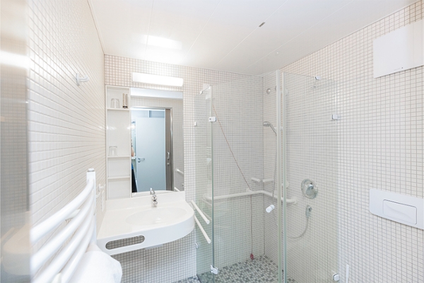 Die Dusche und das Waschbecken im barrierefreien Bad. Die Dusche und das Waschbecken im barrierefreien Bad.