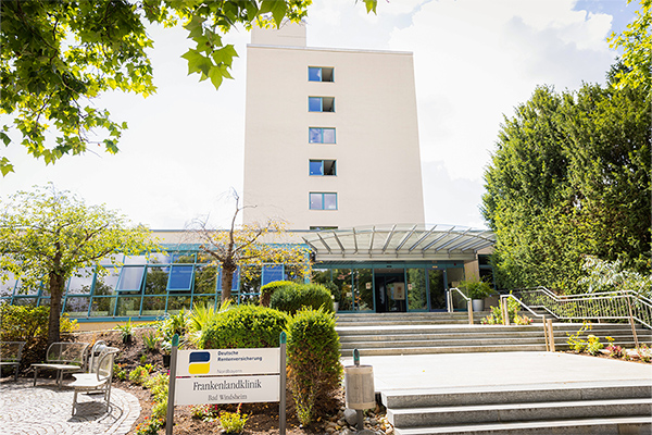 Der Haupteingang der Frankenland-Klinik mit Schild. Der Haupteingang der Frankenland-Klinik mit Schild.