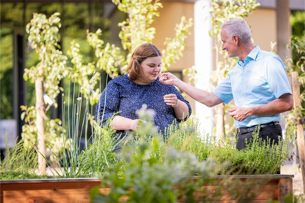 Eine Patientin und ein Ernährungsberater im Kräutergarten der Klinik. Eine Patientin und ein Ernährungsberater im Kräutergarten der Klinik.