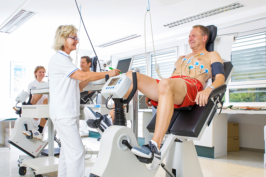 Eine Therapeutin führt eine diagnostische Untersuchung bei einem Patienten durch. Eine Therapeutin führt eine diagnostische Untersuchung bei einem Patienten durch.