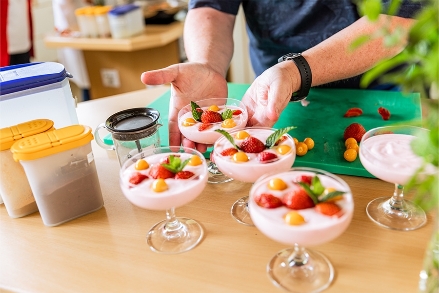 Ein Nachtisch wird mit Früchten garniert. Ein Nachtisch wird mit Früchten garniert.