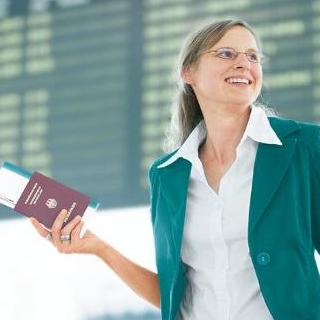 Foto: Frau mit Reisepass am Flughafen Foto: Frau mit Reisepass am Flughafen