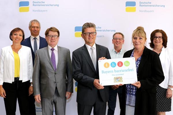 Foto: Symbolischen Übergabe des Signets "Bayern barrierefrei" durch Margit Lebershausen, Soziale Dienste der Stadt Bayreuth Fachstelle Inklusion, an die Deutsche Rentenversicherung Nordbayern Foto: Symbolischen Übergabe des Signets "Bayern barrierefrei" durch Margit Lebershausen, Soziale Dienste der Stadt Bayreuth Fachstelle Inklusion, an die Deutsche Rentenversicherung Nordbayern