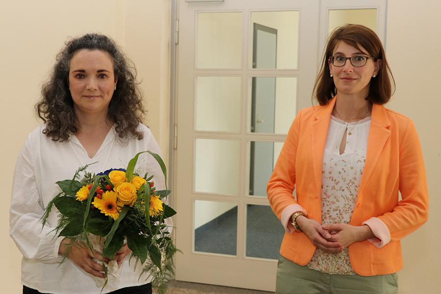 Sandra Lenz (links) wurde für 25 Jahre Treue zum Arbeitgeber von Kristine Knaus, Leiterin der Abteilung Personal, geehrt. 