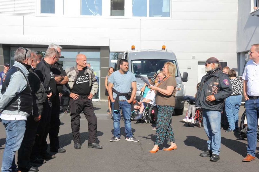 Daniela Steuer, Pädagogin im Sozialdienst der Mainfränkischen Werkstätten Würzburg, begrüßt die Mitwirkenden. Daniela Steuer, Pädagogin im Sozialdienst der Mainfränkischen Werkstätten Würzburg, begrüßt die Mitwirkenden.