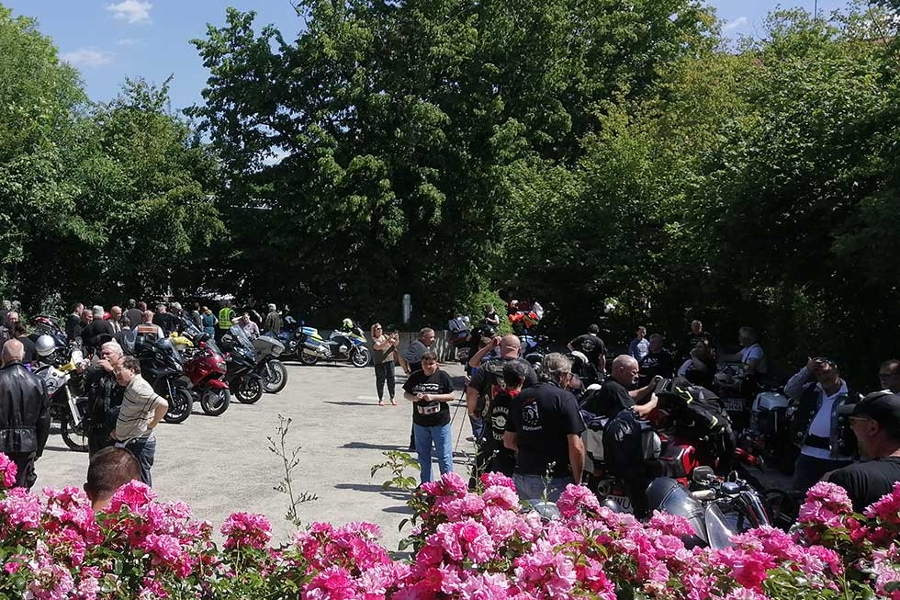 Die Teilnehmerinnen und Teilnehmer bei ihrem Zwischenstopp in der Frankenland-Klinik, Bad Windsheim. Die Teilnehmerinnen und Teilnehmer bei ihrem Zwischenstopp in der Frankenland-Klinik, Bad Windsheim.