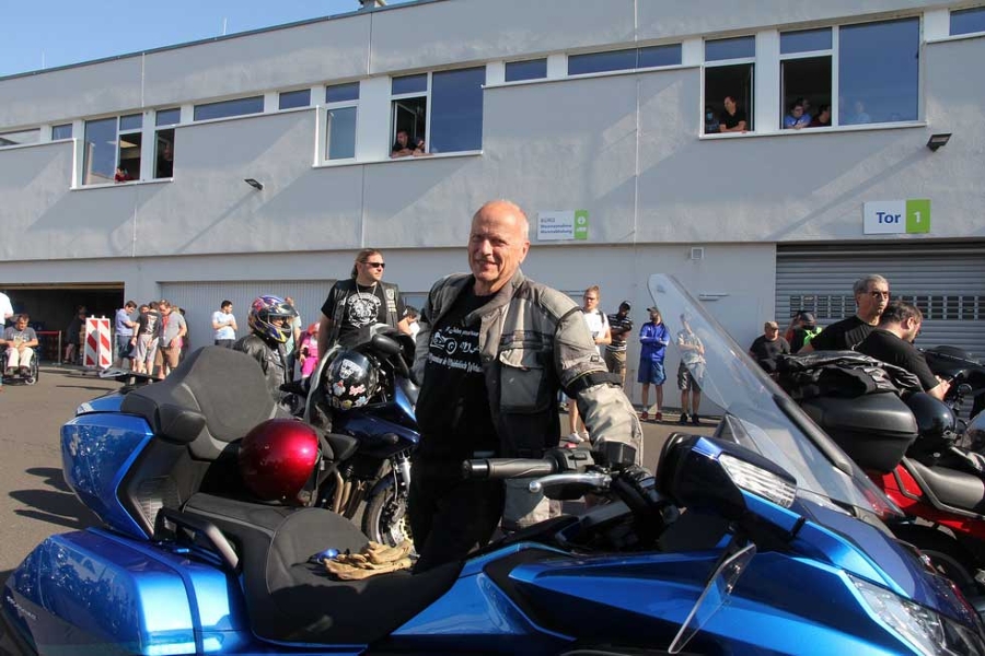 Mitorganisator Thomas Beck vor der Abfahrt im Hof der Mainfränkischen Werkstätten in Würzburg. Mitorganisator Thomas Beck vor der Abfahrt im Hof der Mainfränkischen Werkstätten in Würzburg.