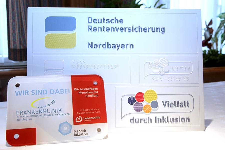 Das Logo der Frankenklinik "Mensch inklusive" vor dem Logo der Deutschen Rentenversicherung Nordbayern "Vielfalt durch Inklusion". Das Logo der Frankenklinik "Mensch inklusive" vor dem Logo der Deutschen Rentenversicherung Nordbayern "Vielfalt durch Inklusion".
