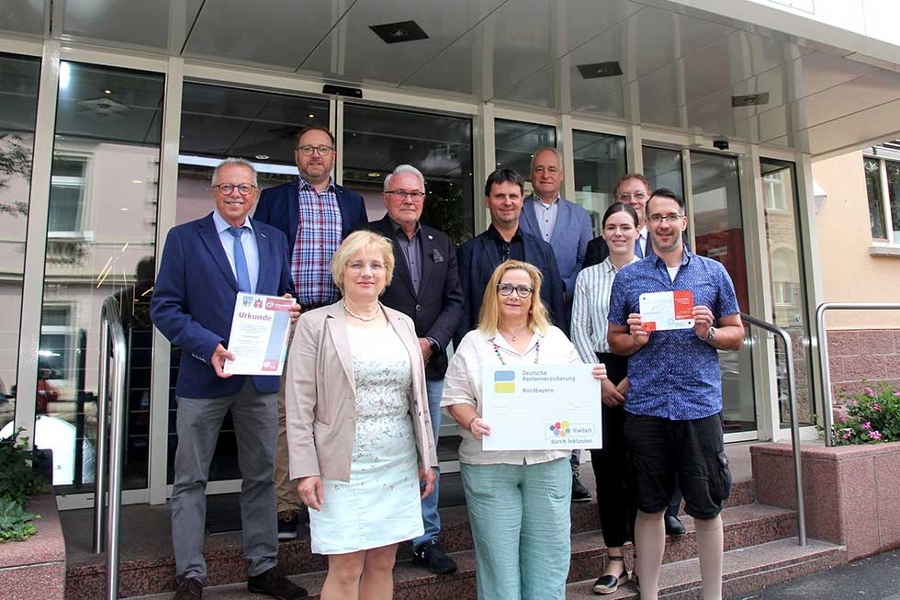 Glückliche Gesichter bei der Siegelübergabe in der Frankenklinik in Bad Kissingen. Glückliche Gesichter bei der Siegelübergabe in der Frankenklinik in Bad Kissingen.