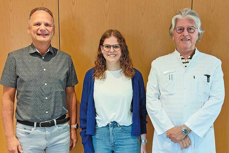 Franziska Thau, Auszubildende zur Kauffrau im Gesundheitswesen, zusammen mit Joachim Nürnberger, Stellvertretender Kaufmännischer Leiter, und Dr. med. univ. (Wien) Wilhelm Stoiber. Franziska Thau, Auszubildende zur Kauffrau im Gesundheitswesen, zusammen mit Joachim Nürnberger, Stellvertretender Kaufmännischer Leiter, und Dr. med. univ. (Wien) Wilhelm Stoiber.