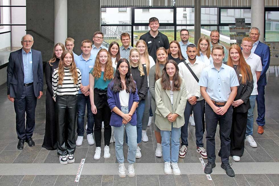 Zahlreiche neue Nachwuchskräfte begrüßte die Deutsche Rentenversicherung Nordbayern an ihrem Standort in Würzburg, hier zusammen mit Jürgen Zips (rechts im Bild), Stellvertreter des Geschäftsführers, und Ausbildungsleiter Udo Wegmann (links im Bild). Zahlreiche neue Nachwuchskräfte begrüßte die Deutsche Rentenversicherung Nordbayern an ihrem Standort in Würzburg, hier zusammen mit Jürgen Zips (rechts im Bild), Stellvertreter des Geschäftsführers, und Ausbildungsleiter Udo Wegmann (links im Bild).