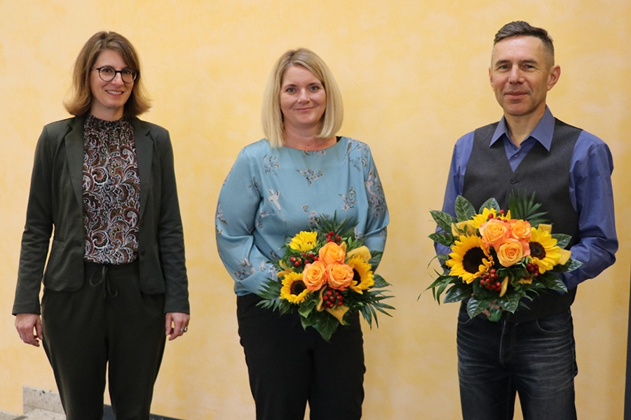 von links: Kristine Knaus, Leiterin der Abteilung Personal, Yvonne Schatz (25-jähriges Dienstjubiläum) und Wolfgang Schmitt (40-jähriges Dienstjubiläum) von links: Kristine Knaus, Leiterin der Abteilung Personal, Yvonne Schatz (25-jähriges Dienstjubiläum) und Wolfgang Schmitt (40-jähriges Dienstjubiläum)