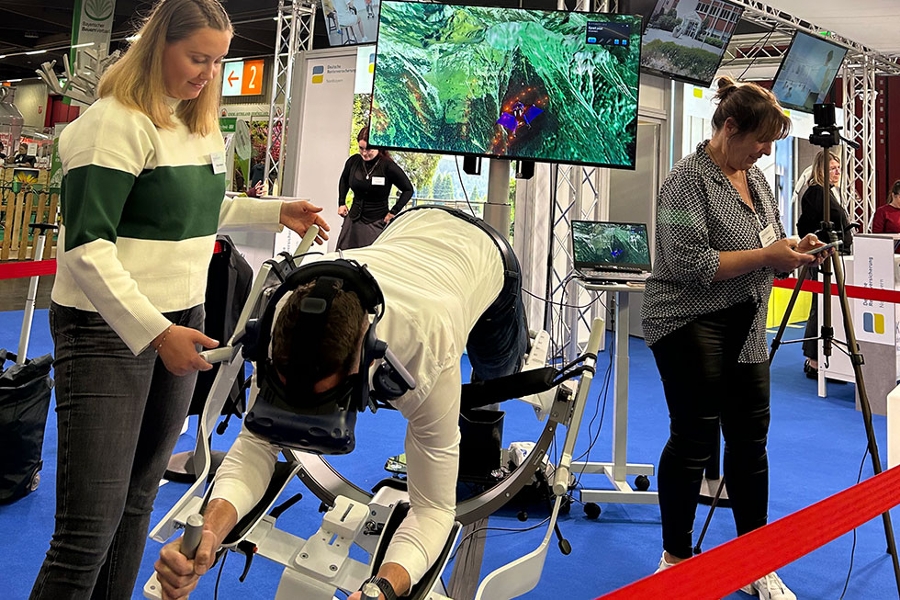 Messestand der DRV Nordbayern auf der Consumenta 2023 - hier testet ein junger Mann das Trainingsgerät ICAROS, das mittels einer VR-Brille einen Flug über ein Gebirge simuliert Messestand der DRV Nordbayern auf der Consumenta 2023 - hier testet ein junger Mann das Trainingsgerät ICAROS, das mittels einer VR-Brille einen Flug über ein Gebirge simuliert