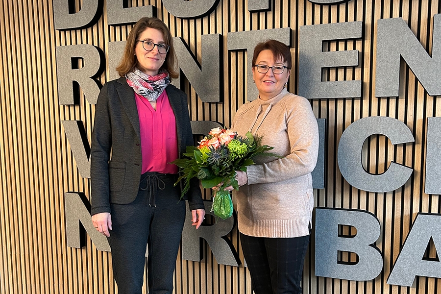 von links: Kristine Knaus, Leiterin der Abteilung Personal und Betina Pritschet (40-jähriges Dienstjubiläum) von links: Kristine Knaus, Leiterin der Abteilung Personal und Betina Pritschet (40-jähriges Dienstjubiläum)