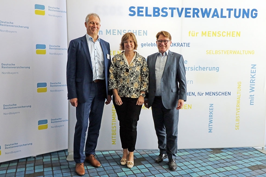 Die Geschäftsführung der Deutschen Rentenversicherung Nordbayern ab Juli (von links): Jürgen Zips (Mitglied der Geschäftsführung), Sandra Naether (Mitglied der Geschäftsführung), Werner Krempl (Vorsitzender der Geschäftsführung) Die Geschäftsführung der Deutschen Rentenversicherung Nordbayern ab Juli (von links): Jürgen Zips (Mitglied der Geschäftsführung), Sandra Naether (Mitglied der Geschäftsführung), Werner Krempl (Vorsitzender der Geschäftsführung)