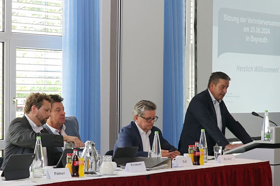 Vertreterversammlung der DRV Nordbayern - Vorsitzender Patrick Püttner leitet die Sitzung; mit im Bild von links Björn Wortmann, Stephan Doll, Michael Bischof Vertreterversammlung der DRV Nordbayern - Vorsitzender Patrick Püttner leitet die Sitzung; mit im Bild von links Björn Wortmann, Stephan Doll, Michael Bischof