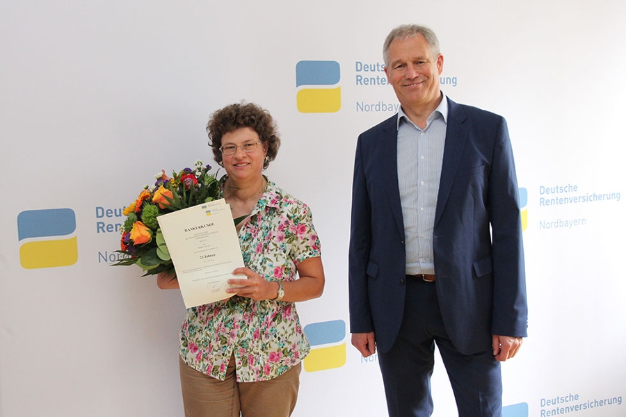 25 Jahre Treue zum Arbeitgeber: Ehrung bei der Deutschen Rentenversicherung Nordbayern in Würzburg 25 Jahre Treue zum Arbeitgeber: Ehrung bei der Deutschen Rentenversicherung Nordbayern in Würzburg
